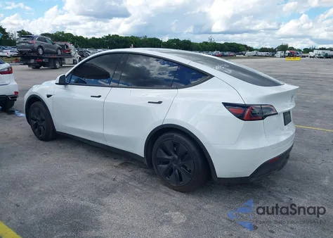 2025 Tesla Model Y Long Range Dual Motor All-Wheel Drive z USA, uszkodzony, nr VIN 7SAYGAEE4SF283972